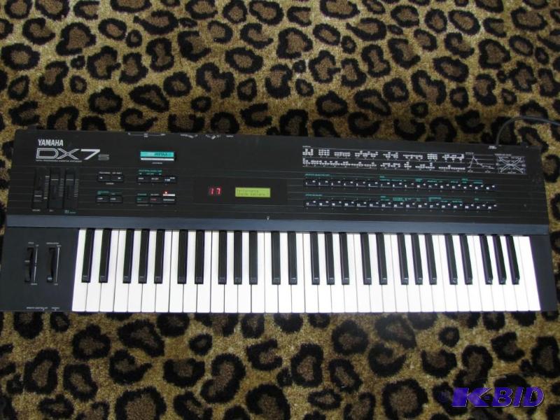 lot 3 image: Vintage 1987 Yamaha DX7s Frequency Modulation...