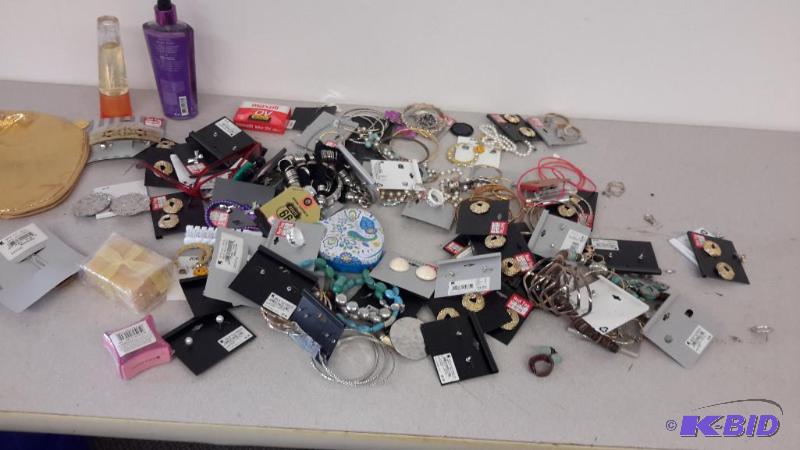 lot 21 image: Assorted jewelry