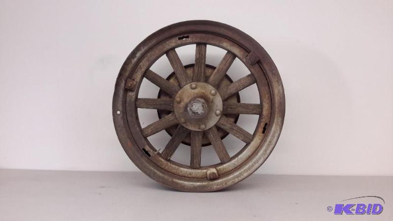 lot 25 image: Wooden spoke wheel