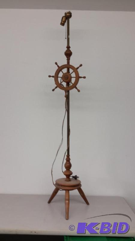 lot 32 image: Lamp