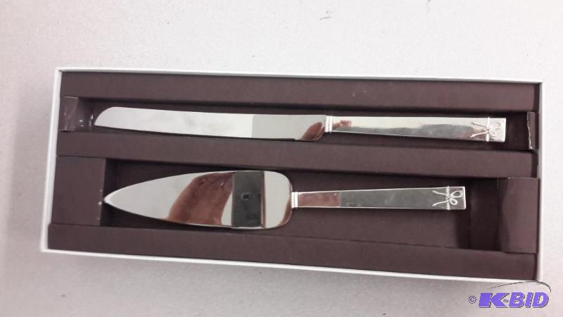 lot 45 image: Vera Wang pie serving set, in box