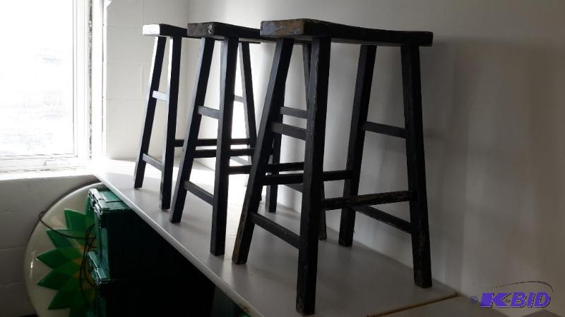 lot 9 image: Lot of 3 stools