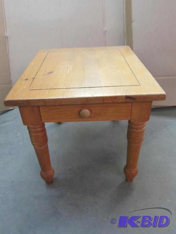 lot 9 image: Accent Table