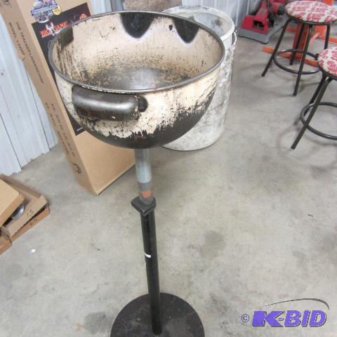 lot 16 image: Oil Drain Stand