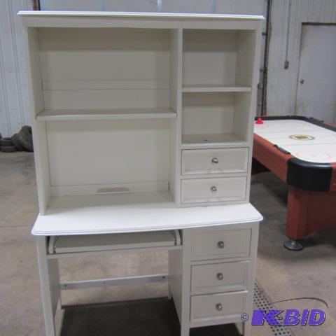 lot 21 image: Desk With Hutch Top