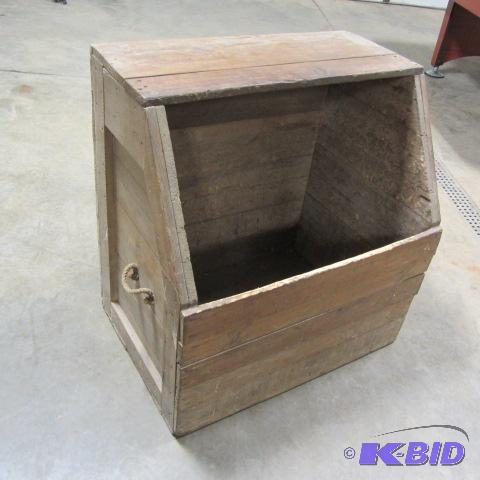 lot 26 image: Vintage Wood Box
