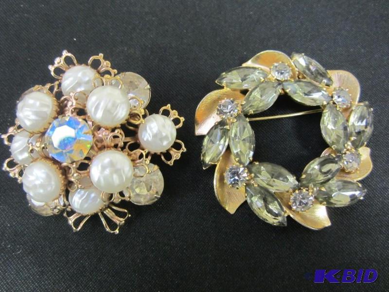 Lot of two vintage gold tone pins.
