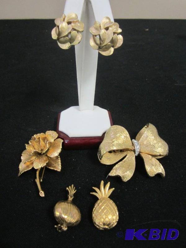 Lot of vintage gold tone jewleryZentall onion pin, Trifari pineapple, Money flower, Trifari earrings