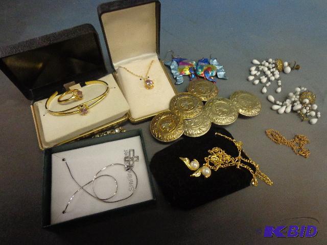 Assorted Jewelry   Necklaces  Brooches  Earin...