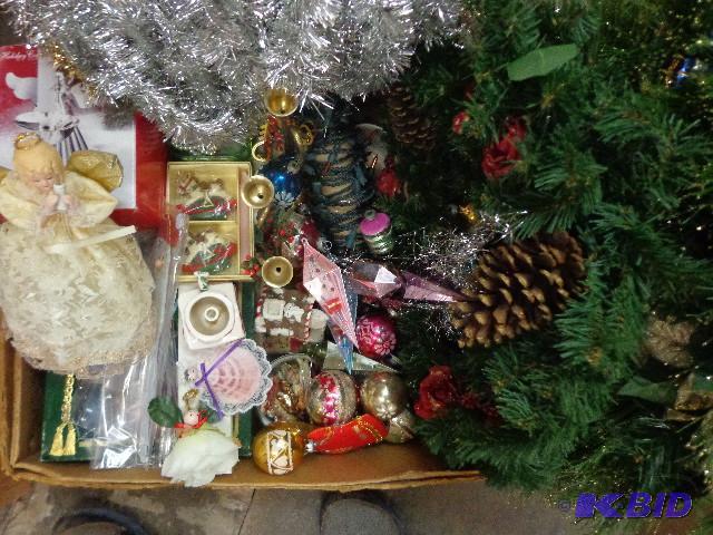 Assorted Christmas Items   Wreaths  Cups  Lig...