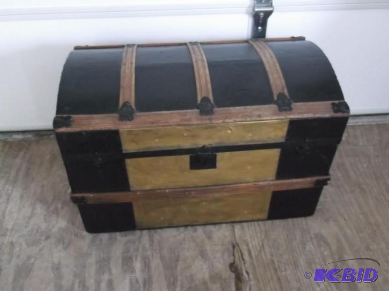 lot 2 image: Vintage humpback trunk measuring 32" L x...