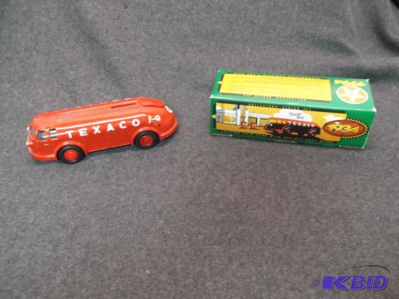 lot 44 image: ERTL die cast 1934 Texaco Diamond Tanker lock...
