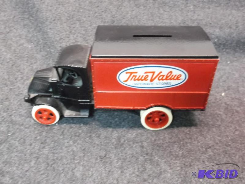 lot 46 image: ERTL die cast 1926 Mack Bull Dog True Value H...