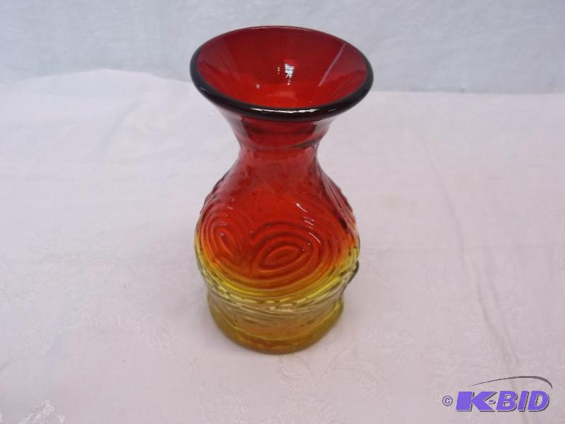lot 59 image: Beautiful amberina vase measuring 6 12"...
