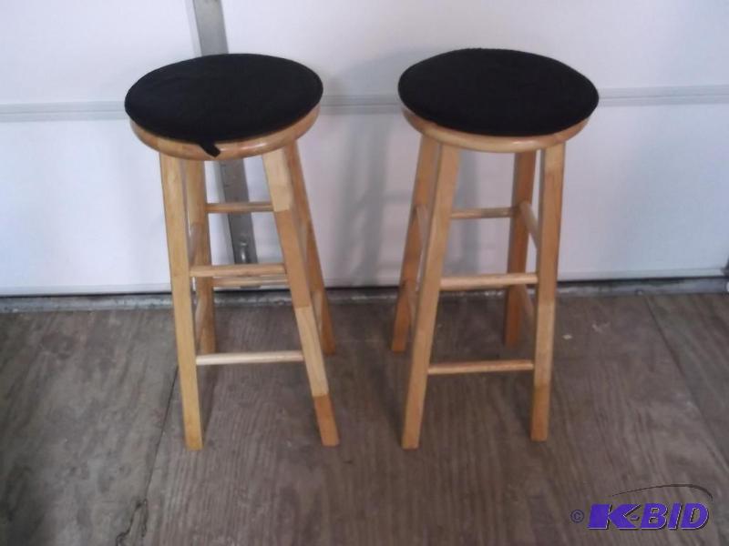 lot 68 image: Solid oak bar stools measuring 29 38" H...