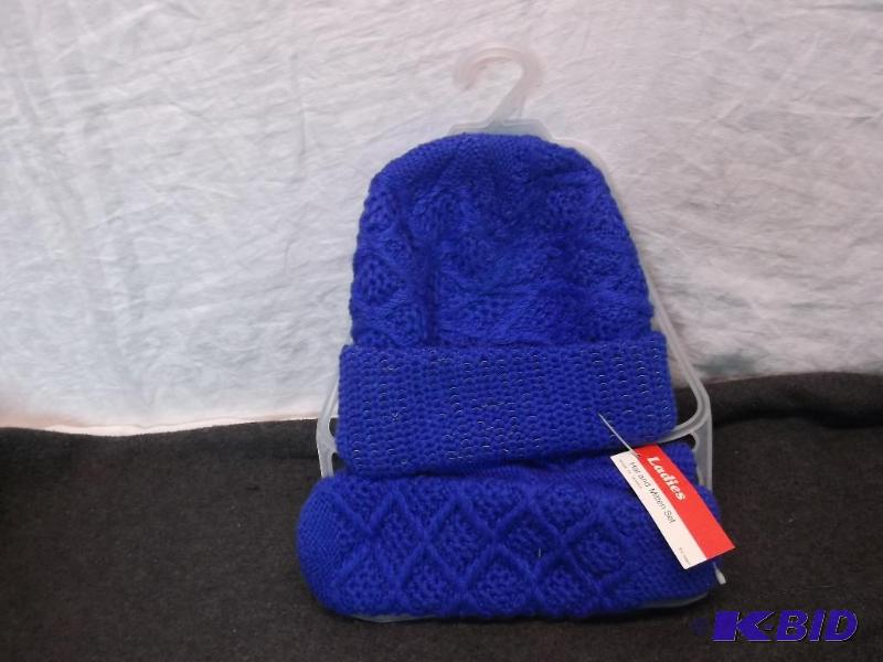 lot 86 image: Ladies hat & mitten set in great conditio...