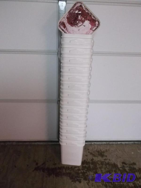 lot 89 image: Lot with 14 good 4 gallon food grade pails wi...