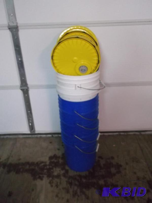 lot 90 image: Lot with 7 good clean food grade pails with l...