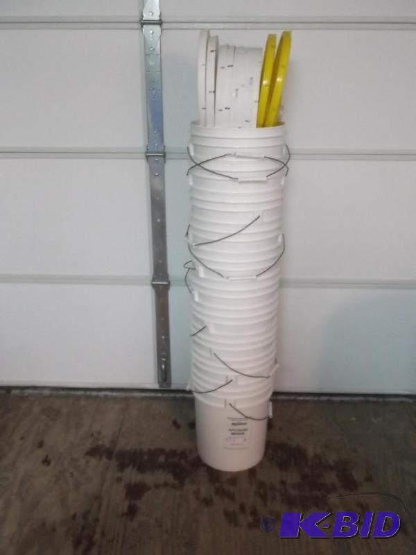 lot 96 image: Lot with 10 good clean 5 gallon food grade pa...