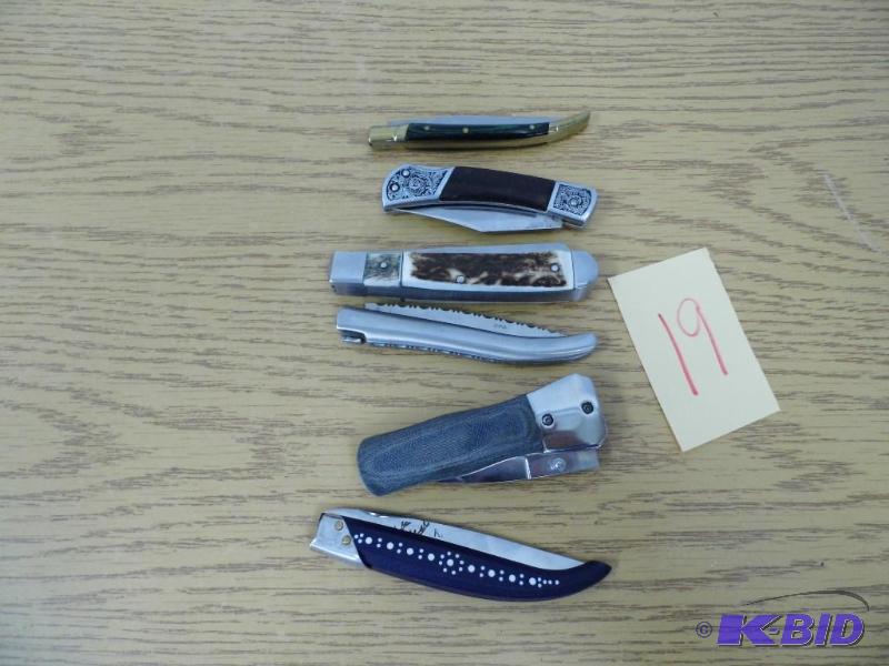 lot 19 image: Knives