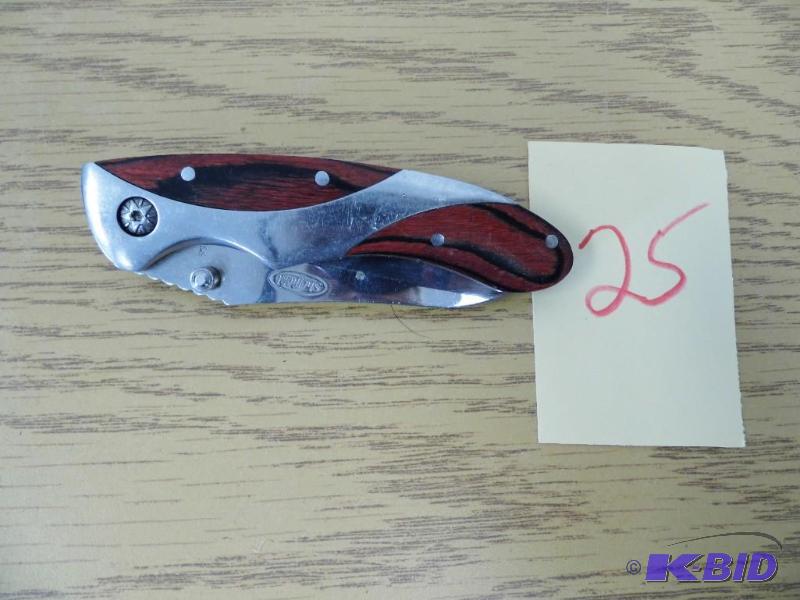 lot 25 image: Knives