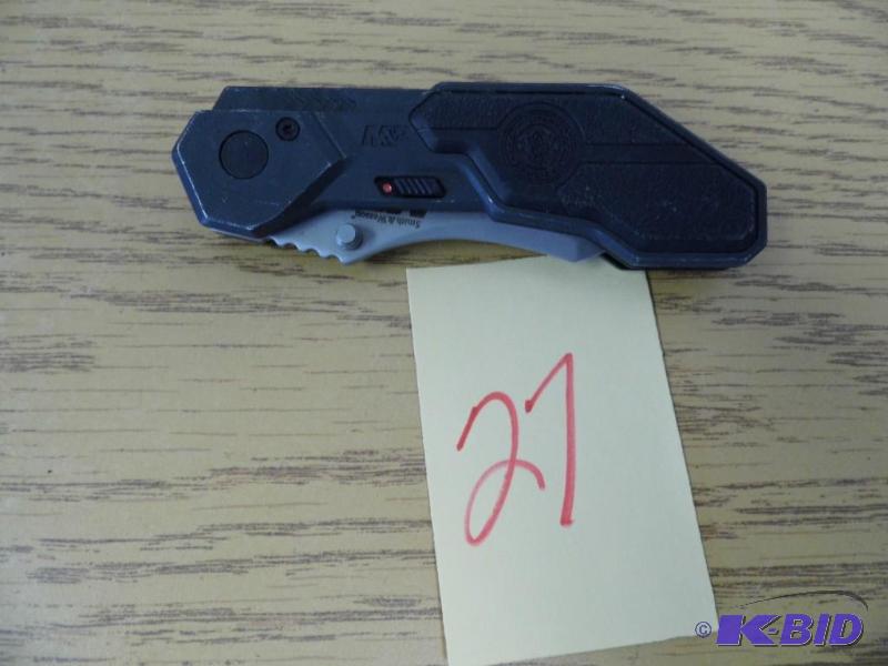 lot 27 image: Knives