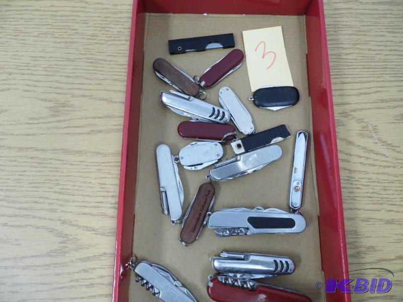 lot 3 image: Knives