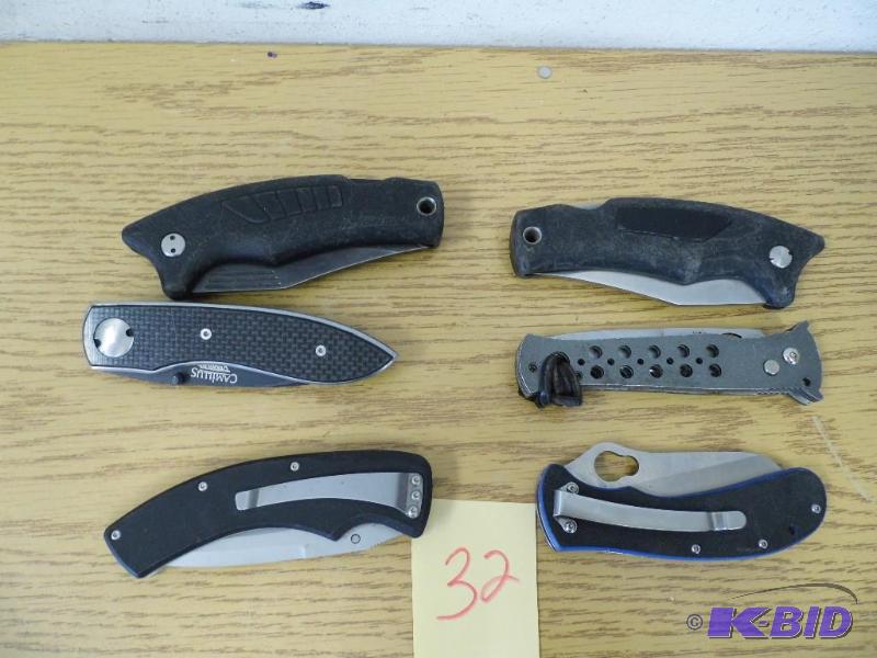 lot 32 image: Knives