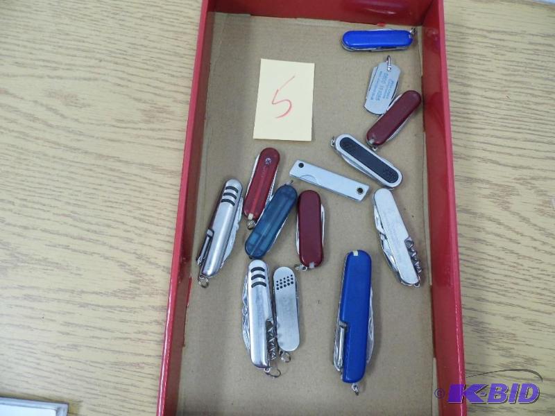lot 5 image: Knives