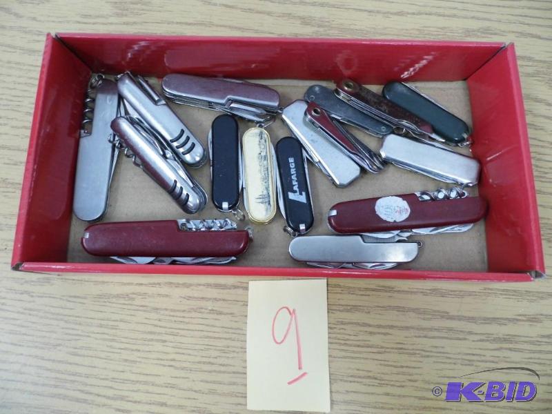 lot 9 image: Knives