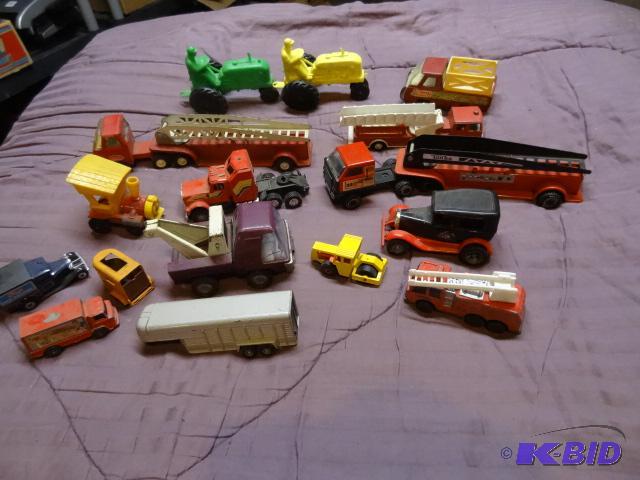 lot 112 image: Flat of vintage die cast cars trucks tractors...