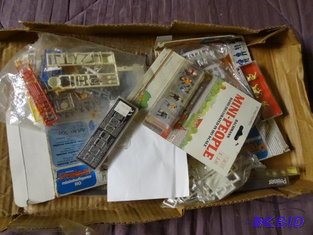 lot 28 image: Flat of vintage figurines as shown....