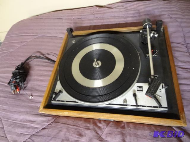 lot 38 image: Vintage Dual 1215S Turntable Has Needle. Plat...