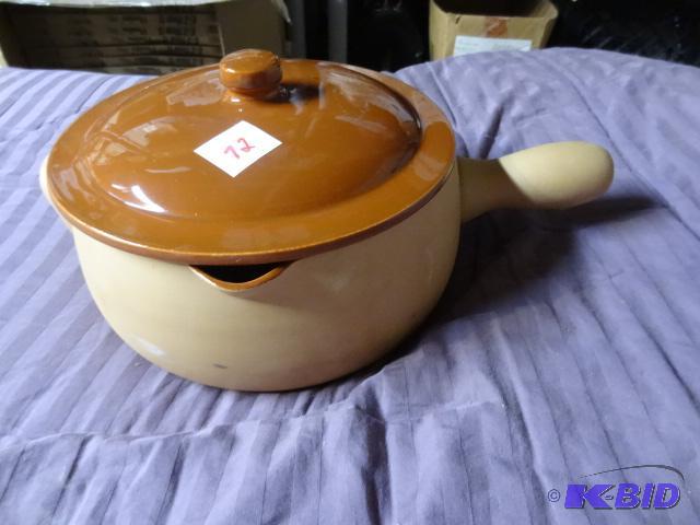 lot 72 image: Ceramic bean pot with lid, new, approx. 8 dia...