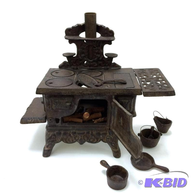lot 8 image: Fabulous Big doll  sized Cast Iron Stove & 5 Pieces of Cast Iron Play Cookware