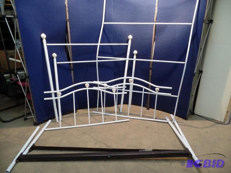 lot 2 image: Canopy Bed