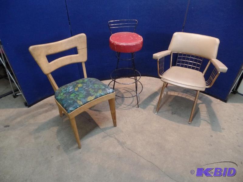 lot 4 image: 3 Vinyl Chairs