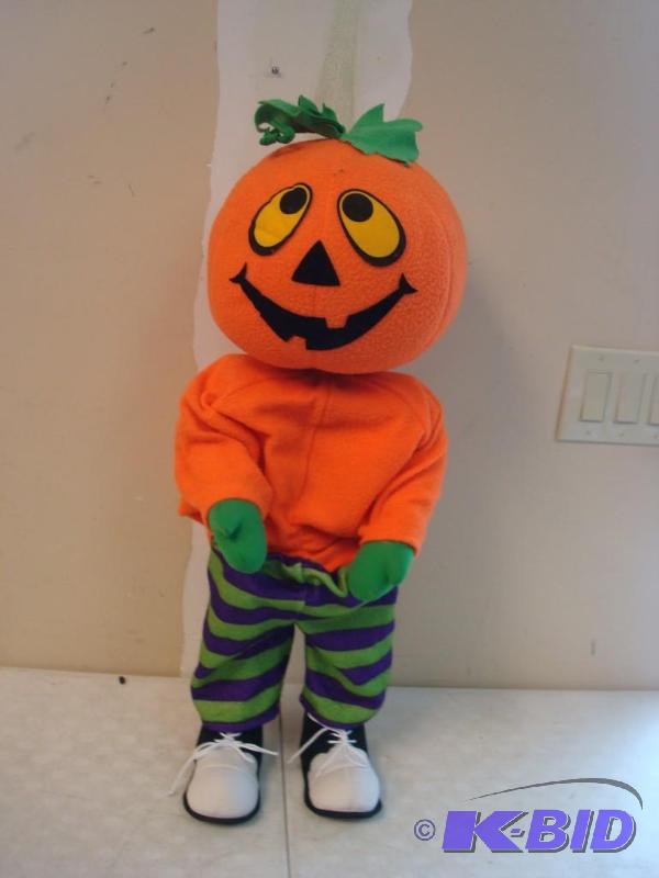 lot 18 image: Pumpkin Head Guy&nbspHalloween&nbspDecorati...