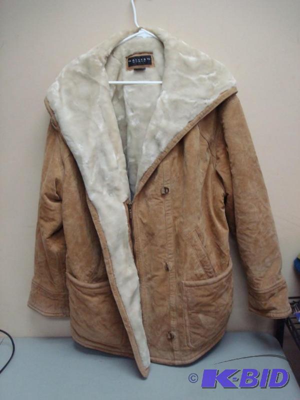 lot 207 image: Leather Coat Size 2X...