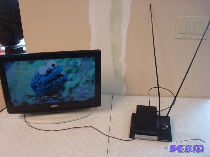 lot 31 image: Sanyo&nbsp19 Inch Flat Screen On Swivel Stan...