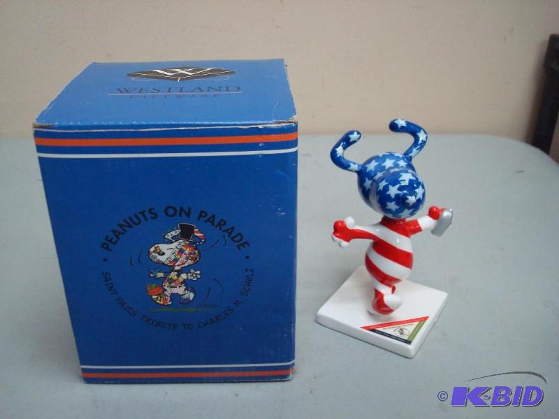 lot 6 image: Peanuts On Parade All American Snoopy Small S...