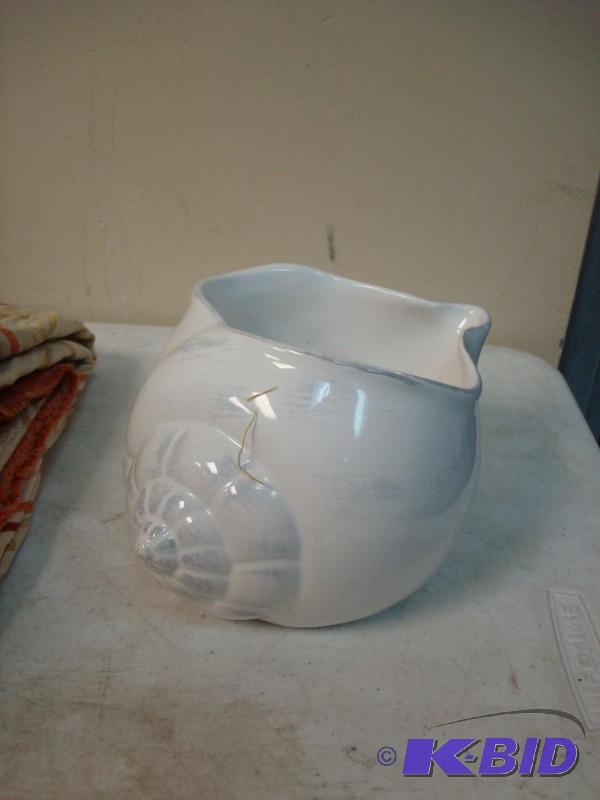 lot 94 image: Sea Shell Shaped Planter...