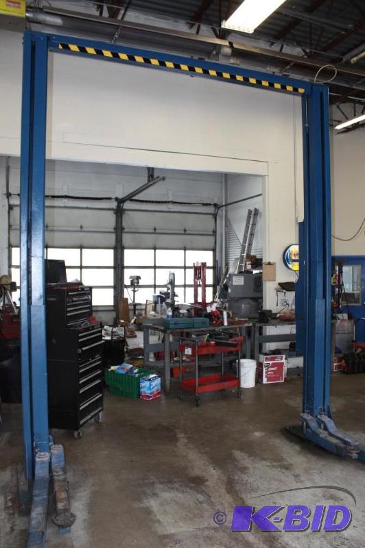 lot 1 image: Nussbaum Automotive Lifts Car Lift Model SPL 8000 Heavy-Duty CarTruck Lift For Car Shops.