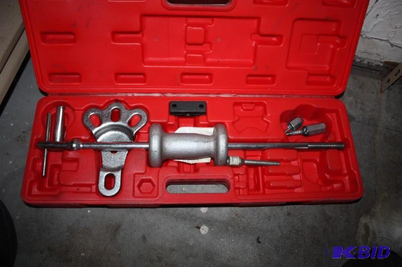 lot 118 image: Slider Hammer Tool Kit.
