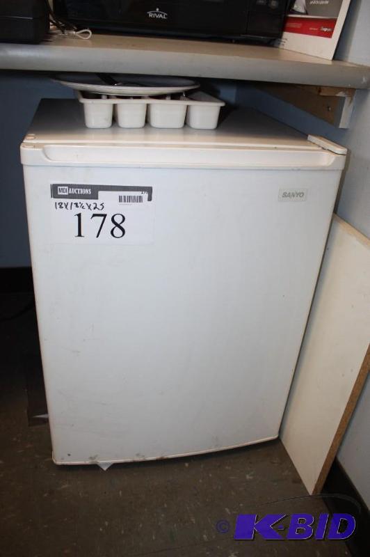 lot 178 image: Sanyo White Mini Fridge, 18x18 12x25