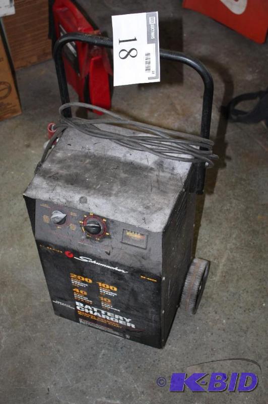 lot 18 image: Shumacher SE-4020 Battery Charger 200 AMP Engine Start 12V 100 AMP Engine Start 6V.