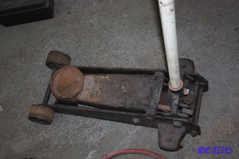 lot 19 image: Metal Car Jack wLong Metal Jack Arm