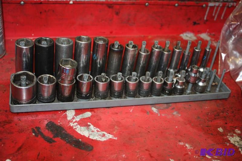 lot 193 image: 38 Drive Socket Set on Stand wShallow Snap On 8-19 Deep 7 to 19.