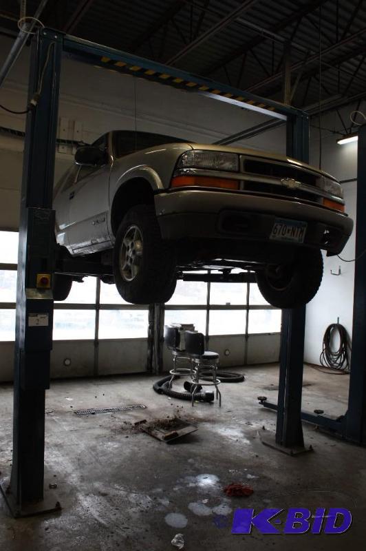 lot 2 image: Nussbaum Automotive Lifts Car Lift Model SPL 8000 Heavy-Duty CarTruck Lift For Car Shops.