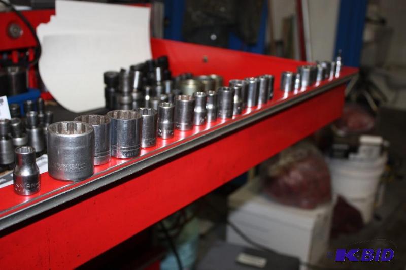 lot 207 image: 12 Drive Socket Set 12 PT SPE 716-1 14 38 Drive 78.